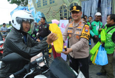 Wujud Kepedulian, Kapolres Gresik Bersama Bhayangkari Sambangi Pos Pengamanan, Bagikan Hampers Lebaran