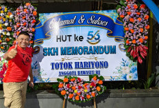 Jelang HUT Ke-56, Kantor SKH Memorandum Dibanjiri Karangan Bunga