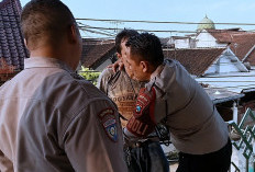 Dapat Laporan 110, Petugas Bekuk Pria Ngamuk di Rumah Malang