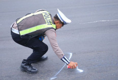 Satlantas Polres Gresik Tandai Jalan Rusak Antisipasi Kecelakaan Ramadan 2026