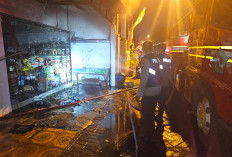 Kebakaran Rumah dan Toko Sembako di Pagerwojo Sidoarjo, Polisi Bantu Evakuasi