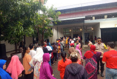 Polsek Bubutan Gandeng Happy Puppy Group Bagikan 2.300 Paket Sembako untuk Warga Kebunrojo