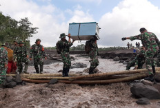 Prajurit Kodim 0821 Pastikan Akses Evakuasi Aman Usai Jembatan Darurat Sungai Regoyo Rampung Dibangun