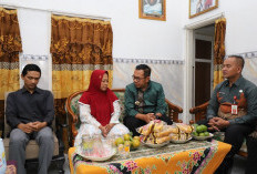 Wali Kota Nurochman Serahkan Santunan Rp74 Juta kepada Keluarga Pekerja Rentan di Giripurno