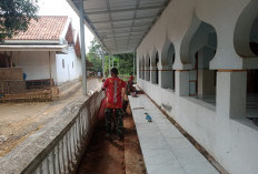 Satgas TMMD Siapkan Dasar Keramik Masjid Mandala