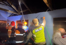 Polres Ngawi Gerak Cepat Tangani Kebakaran Rumah Warga di Ngrambe