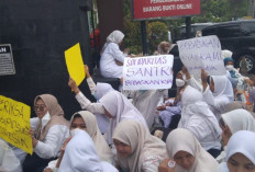 Kiai Ditetapkan Tersangka Korupsi, Santri Ponpes Al Ibrohimi Demo di Kejari Gresik