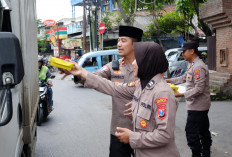 Indahnya Jumat Berkah, Polsek Taman Bagikan Makanan ke Warga di Jalan Raya Wonocolo