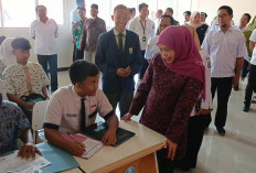 Gubernur Khofifah Tinjau Pelaksanaan SPMB di Gresik, Pastikan Proses Berjalan Lancar