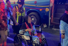 Polwan Polres Bojonegoro Sigap Layani Calon Jemaah Haji, Pastikan Keberangkatan Aman dan Nyaman