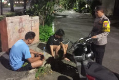 Antisipasi Kejahatan, Bhabinkamtibmas Polsek Rungkut Bubarkan Pemuda Cangkruk di Jalan Sepi