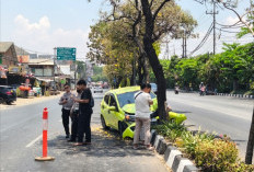 Ngantuk Usai Perjalanan Luar Kota, Pengemudi Honda Brio Tabrak Pohon hingga Loncat Jalur di Panjang Jiwo
