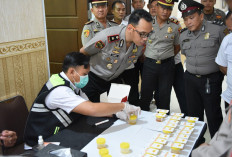 Pastikan Bersih dari Narkoba, Polres Gresik Gelar Tes Urine Mendadak bagi Personel