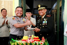 HUT ke-81 TNI, Kapolres Jember Bawa Kejutan Tumpeng untuk Dandim