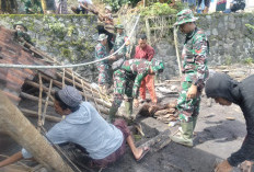 Personel Kodim 0821/Lumajang Bersama Warga Ringankan Dampak Lahar Dingin Semeru
