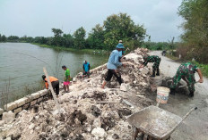 Babinsa dan Warga Desa Palangan Lamongan Gotong Royong Bangun TPT Cegah Jalan Ambrol