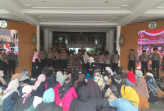 Desak Pemkot Cabut Relokasi RPH Pegirian, Jagal dan Pedagang Daging Surabaya Kembali Kepung Balai Kota