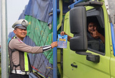Satlantas Polres Gresik Bagikan Cokelat kepada Pengendara di Exit Tol Kebomas