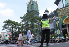 Srikandi Care Polres Lamongan Amankan dan Layani Jemaah Salat Jumat