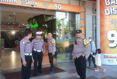 Jaga Kondusifitas Pusat Perbelanjaan, Polsek Rungkut Patroli Kota Presisi dan Dialogis di Transmart