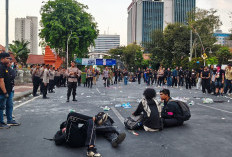 Aliansi Surabaya Sadar Demo di Grahadi, Desak Prabowo-Gibran Evaluasi Kinerja Pemerintahan