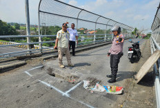 Polisi Sigap Tangani Jalan Berlubang di Fly Over Wates Tanggulangin Sidoarjo