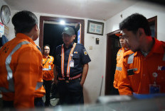 Perkuat Keselamatan Perjalanan Kereta, Deputy KAI Daop 7 Madiun Inspeksi Malam Perlintasan Sebidang Blitar