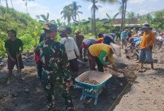 Babinsa Tambahrejo Bersama Warga Candipuro Perbaiki Jalan Dusun Krajan Lumajang
