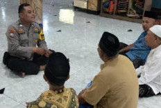Bhabinkamtibmas Polsek Wiyung Sambang Warga di Masjid Al Karomah, Sosialisasikan Call Center 110