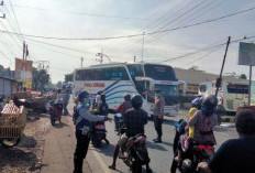 Laka Lantas Truk Fuso, Polsek Tanah Merah Sigap Urai Kemacetan Jalan Nasional