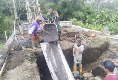 Babinsa dan Warga Lumajang Bangun Jembatan Perintis Garuda di Kali Asem
