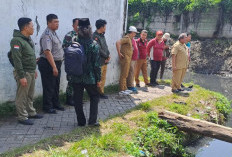 Antisipasi Banjir, Polsek Sukomanunggal Bersama DSABM Normalisasi Bozem Simo Jawar