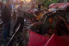 Kereta Api Wijaya Kusuma Tabrak Sedan Mogok hingga Terseret 1 Kilometer di Bangsalsari Jember