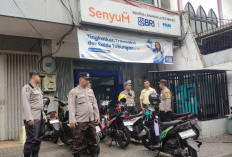 Tingkatkan Keamanan, Polsek Sukomanunggal Sambangi Bank BRI dan Pasang Stiker 'Halo Polisi 110'