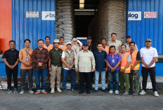 Sidak Gudang Bulog di Magelang, Presiden Prabowo Sapa dan Foto Bareng Pegawai