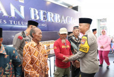 Polres Tulungagung Gelar Baksos, Bagikan Sembako dan Parsel Lebaran Kepada Ratusan Penggali Kubur dan Bilal Je