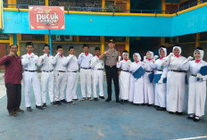 ?Jadi Pembina Upacara di SMA Kawung 1, Kapolsek Bubutan Ajak Siswa Jauhi Gangster dan Judi Online