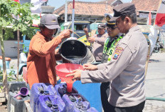 Polres Gresik Peduli, Salurkan Bantuan Air Bersih untuk Warga Tiga Desa Terdampak Kekerigan di Balongpanggang