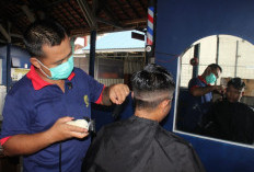 Warga Binaan Lapas Jember Asah Keterampilan Potong Rambut untuk Pegawai