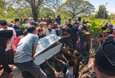 Isak Tangis Iringi Pemakaman Tiga Korban Kecelakaan Tol Pandaan-Malang di TPU Pegirian