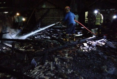 Dikira Sudah Padam, Bara Tungku Mengamuk dan Ratakan Bangunan Tempat Pengasapan Ikan di Campurdarat