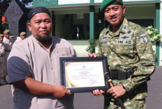 Perkuat Sinergi TNI-Pers, Dandim 0807/Tulungagung Ganjar Wartawan Memorandum Penghargaan Informasi Positif