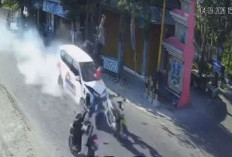 Daihatsu Sigra Seruduk Motor di Dukun Gresik, Dua Pengendara Terlempar dan Terluka