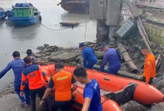 Perahu Tabrak Dermaga, Nelayan di Lumpur Gresik Hilang, Diduga Tenggelam