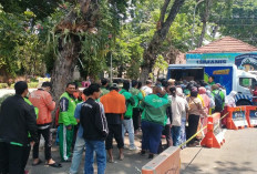 Dapur Gratis Pejuang Jalanan Satlantas Polrestabes Surabaya Diserbu Warga di Taman Bungkul