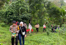 Tak Gentar Jalan Terjal, Polres Jember Sambangi Warga Terpencil di Lereng Argopuro