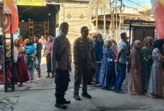 Bantuan Pangan di Tambakrejo Dikawal Polsek Simokerto, Warga Disosialisasi Layanan 110