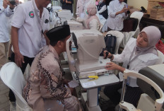Perdami Jawa Timur Gelar Pemeriksaan Mata dan Bagikan Kacamata Gratis untuk Santri di Jombang