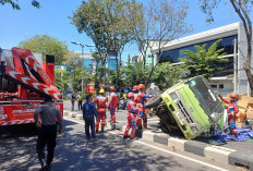 Akibat Ban Bocor, Truk Terguling di Jalan Dupak Sulung Surabaya