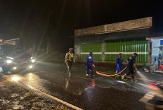 Respon Cepat Polsek Kalibaru Tangani Tumpahan Solar di Jalur Provinsi, Lalu Lintas Kembali Normal